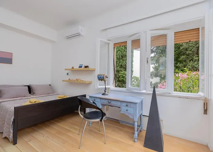 Апартаменты Comfy With A Dreamy Terrace Near The Old *